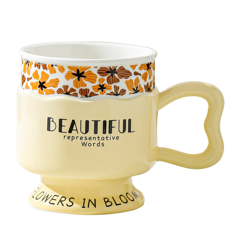 Taza de pie alto retro taza de marca de lujo ligera pareja de cerámica europea taza de leche regalo para mujeres de alto valor facial taza de agua