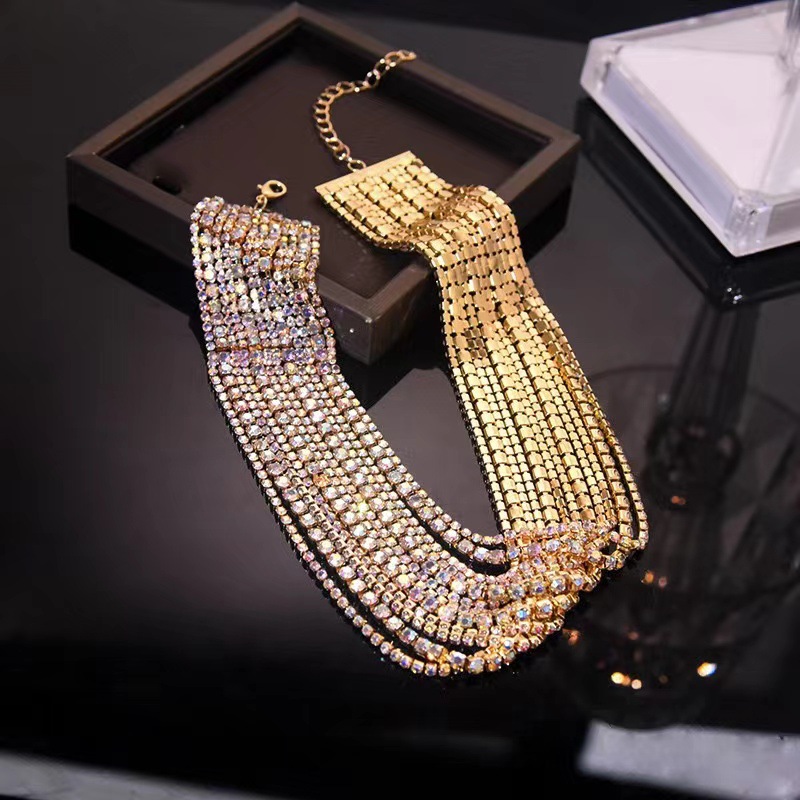 Luxuriöses Statement Collier Mit Vollbesatz Aus Kristallen_voghion.com