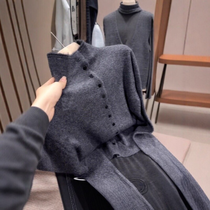 Plus-size casual gray stand-up collar knit sweater for women, new autumn and winter style, loose-fitting outerwear, suitable as a base layer top Plus-size casual gray stand-up collar knit sweater for women, new autumn and winter style, loose-fitting outerwear, suitable as a base layer top
