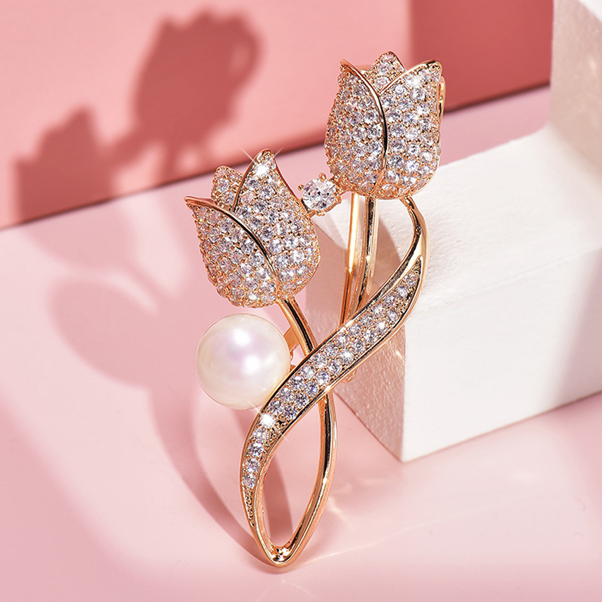 Estilo coreano nueva joyería tulipán perla broche de mujer de gama alta traje abrigo pin diamante aleación ramillete mujeres