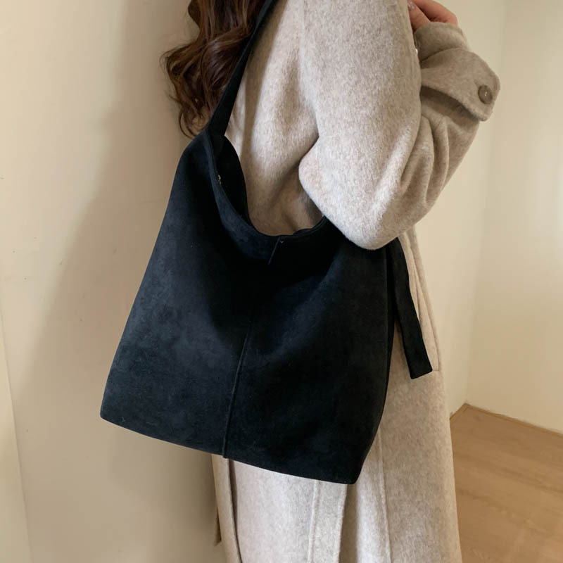 Otoño y invierno coreano de seda bolsa de balde de gran capacidad de hombro bolso de mano para mujeres 2025 nuevo retro viaje mochila