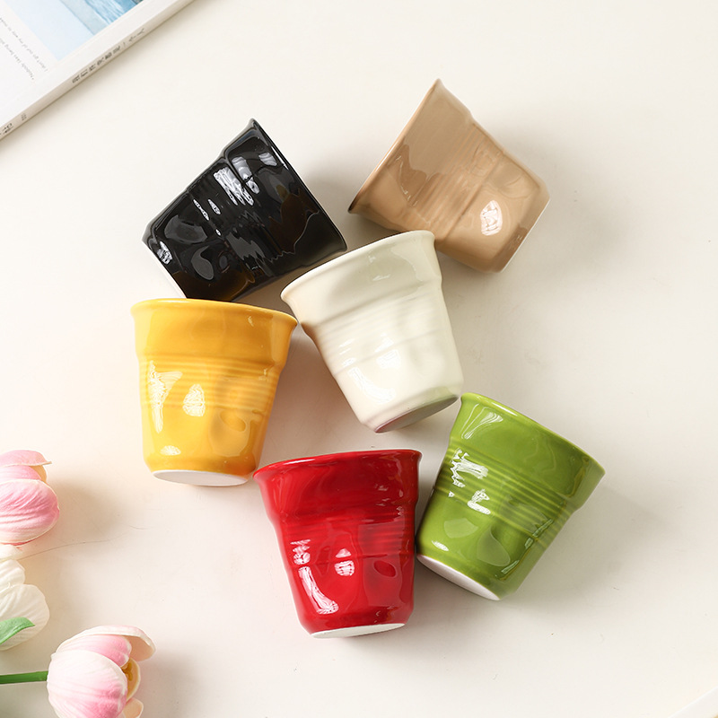 Estilo de nicho Taza de cerámica de alto valor irregular francesa Taza de café Diseño de pliegues Taza de enjuague bucal de alta calidad al por mayor