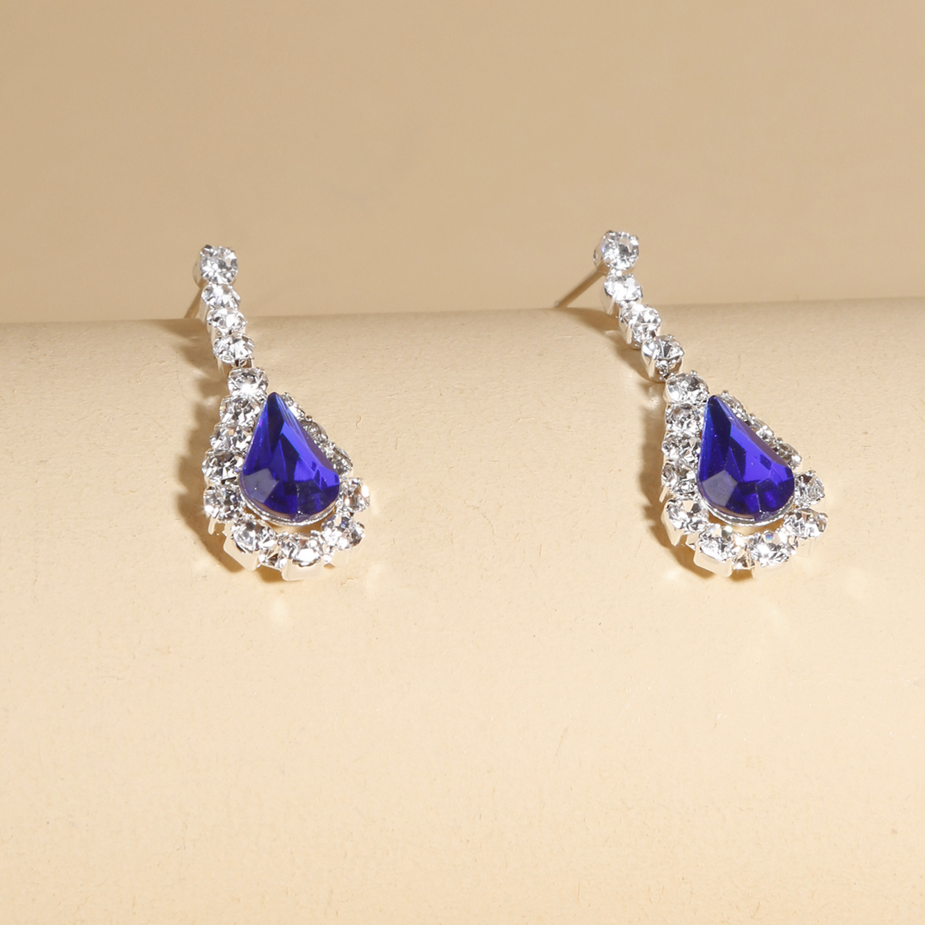 Designer-Stil, modisches Volldiamant-Halsketten-Ohrnagel-Set mit Tropfen-Anhänger und V-Ausschnitt_voghion.com