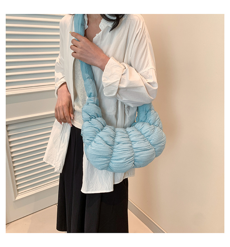 Femmes Moyen Nylon Couleur Unie Vêtement De Rue Fermeture Éclair Sac En Forme De Nuage display picture 7