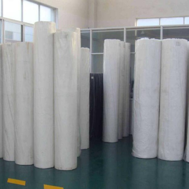 Fabricante al por mayor colchón no tejido equipo de envoltura de polipropileno no tejido doméstico colorido rollo no tejido agrícola