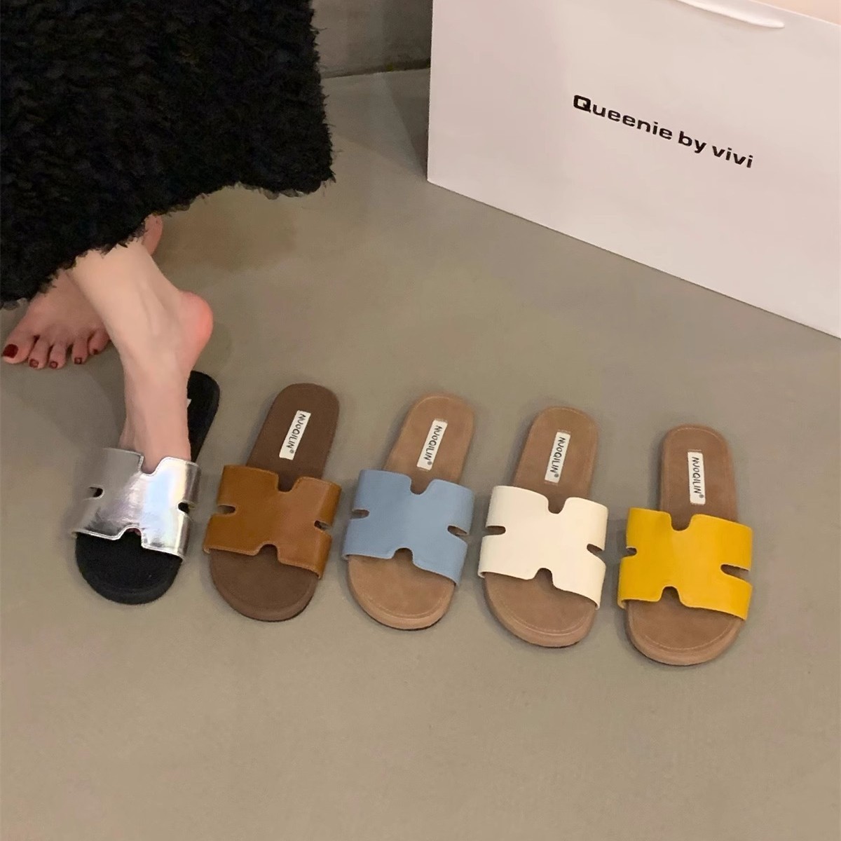 Sandalias y pantuflas francesas planas, zapatos de mujer, ropa exterior de moda 2025 nuevo verano con falda, sandalias de playa junto al mar