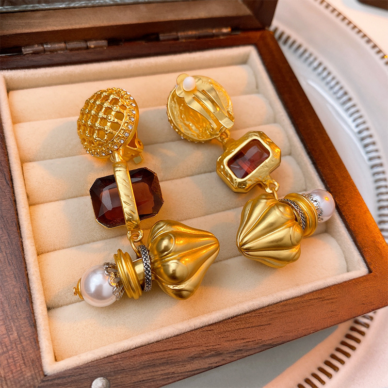 1 Pair Retro Geometric Color Block Plating Inlay Copper Artificial Pearls Rhinestones Drop Earrings display picture 1