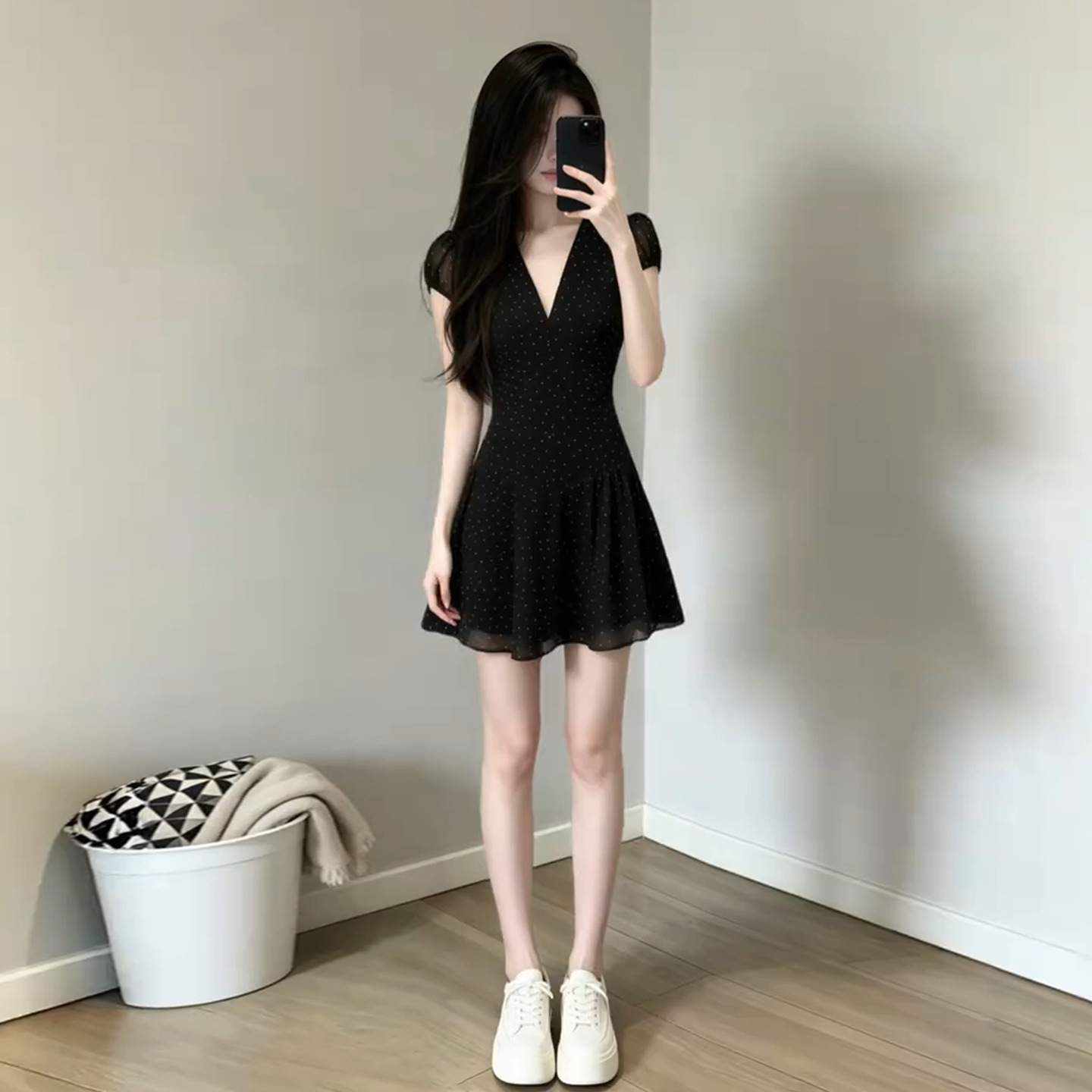 프렌치 블랙 V넥 도트 원피스 여성 여름 2026 신상 키작녀에게 잘 어울리는 허리 조임 슬림해 보이는 미니스커트