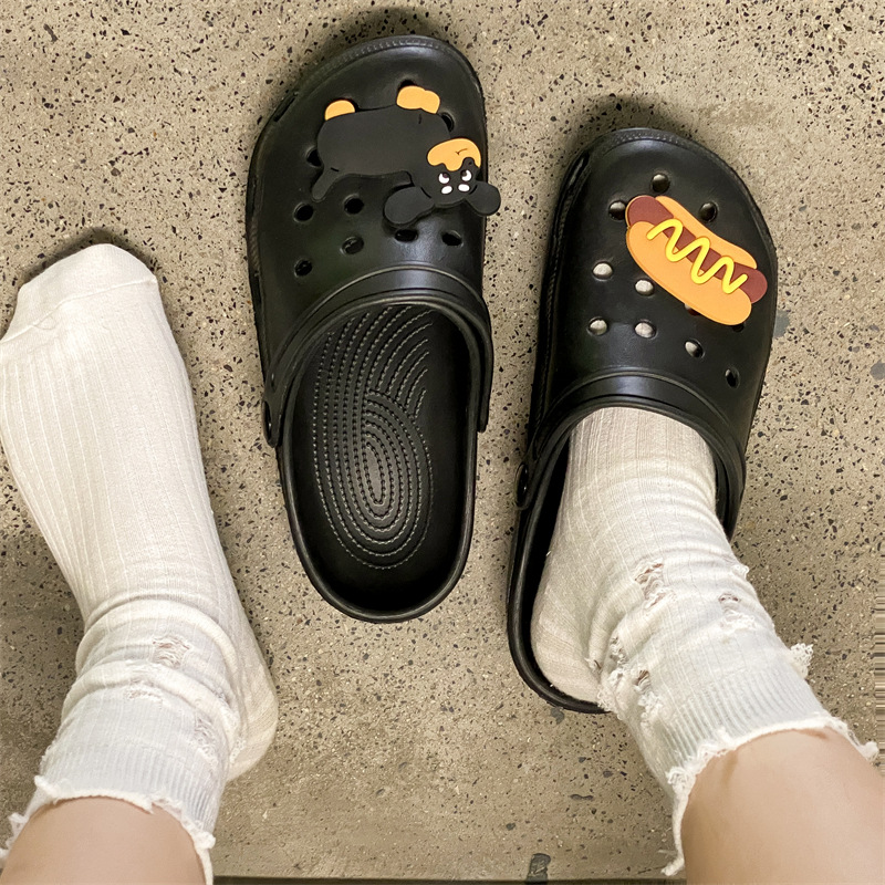 검은 개는 소시지를 먹습니다