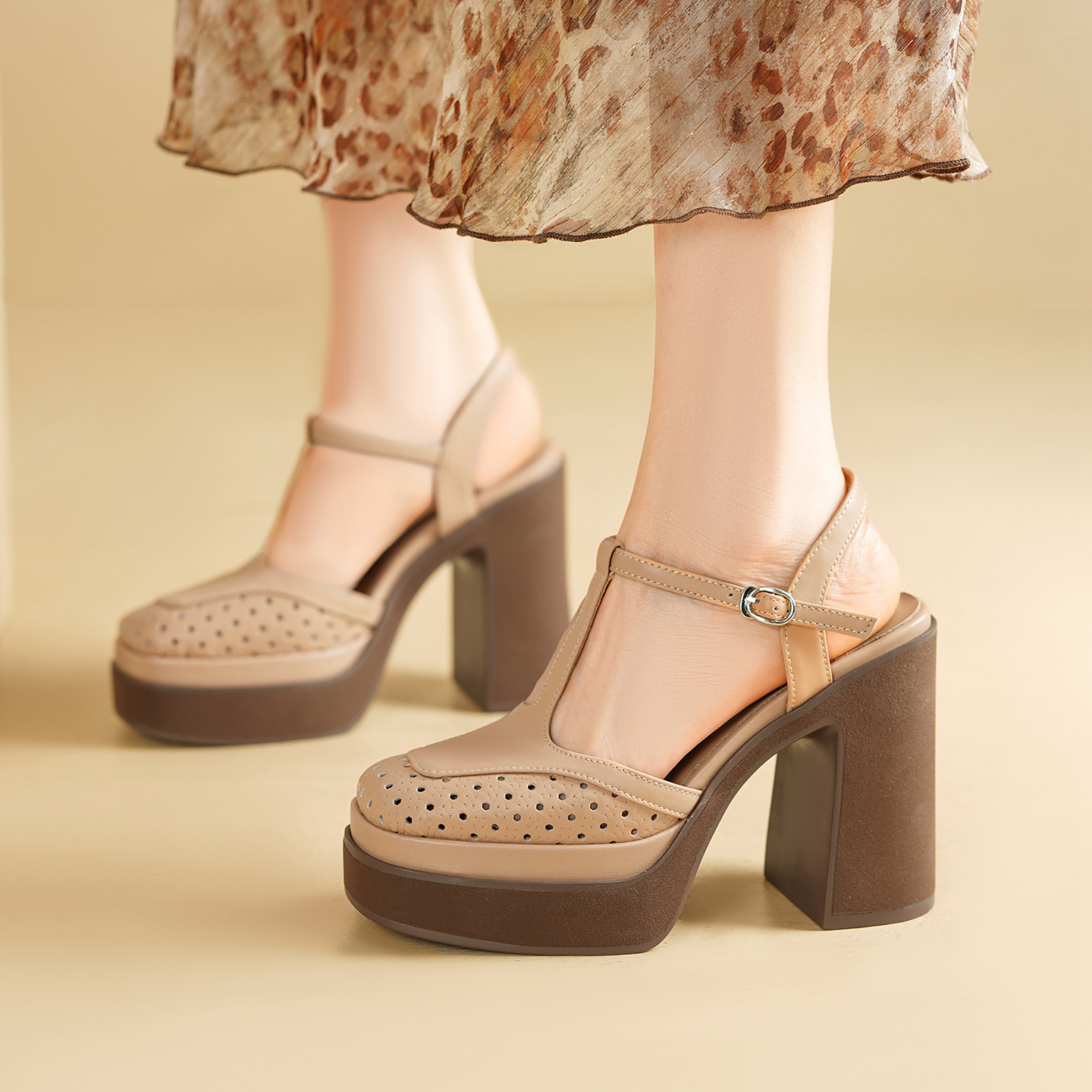 Sandal cao gót nữ mũi nhọn quai T khóa, đế dày 11 cm, phong cách dệt — màu trắng ngà