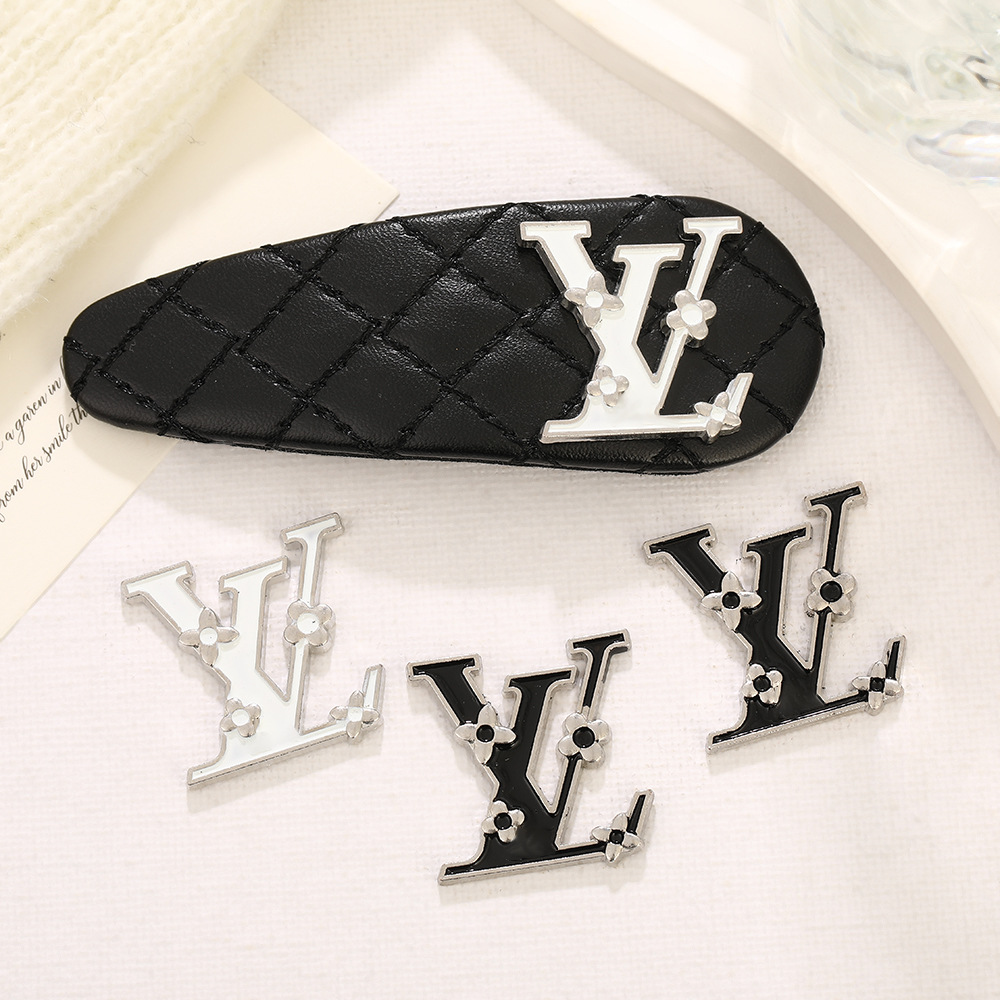欧式小香风驴家V字母贴片DIY饰品配件烤漆贴标手机壳发夹合金材料