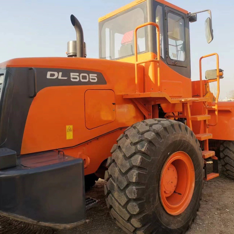 La cargadora Doosan DL505 ofrece un espacio de conducción cómodo, un motor de potencia potente y una explosión potente.