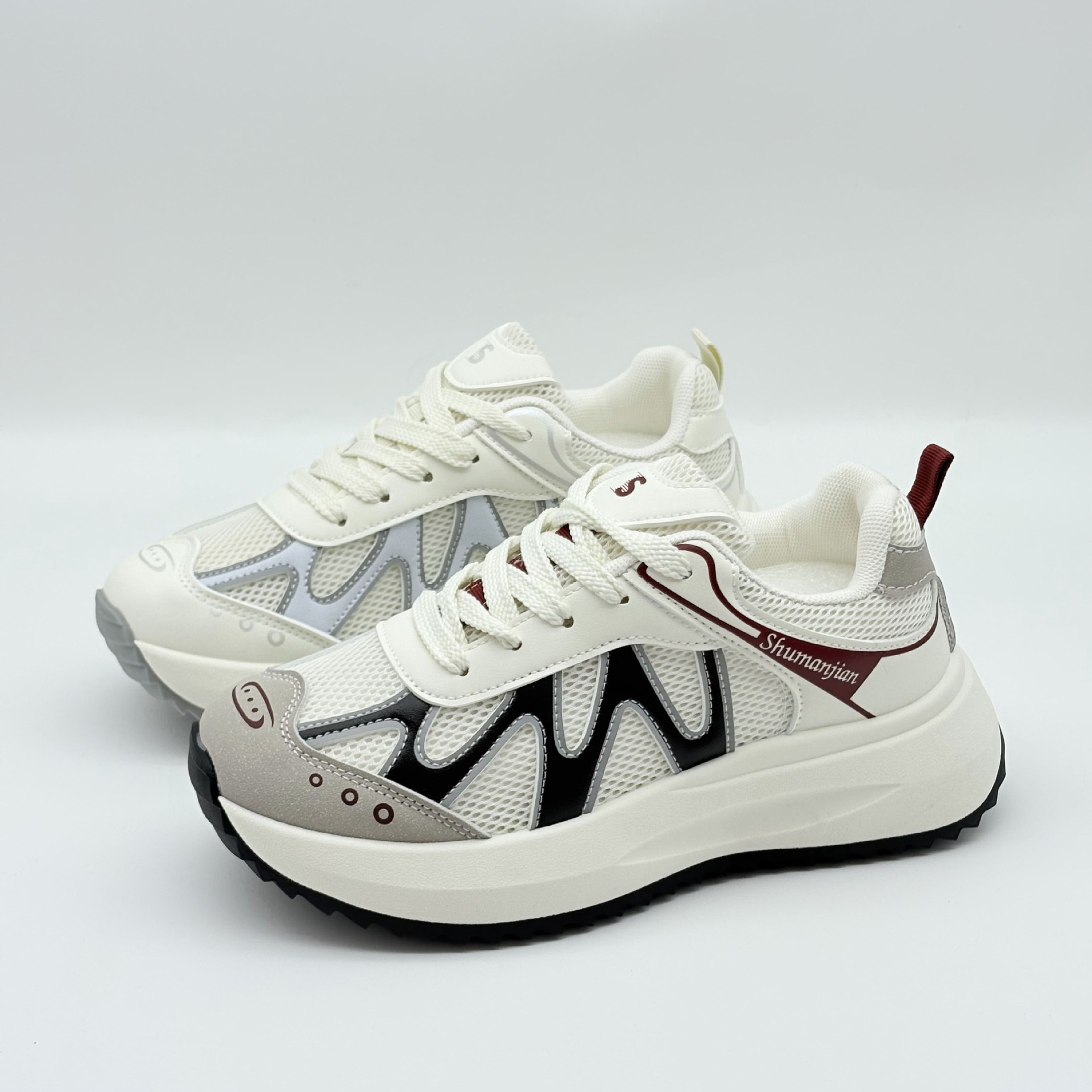 Zapatos de entrenamiento transpirables de malla gruesa para mujeres 2026 nuevos zapatos de montaña casuales super caliente primavera-verano zapatos deportivos turísticos