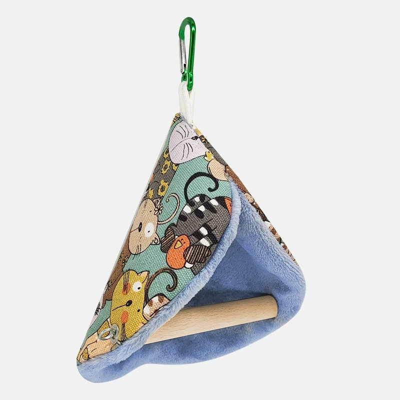 Попугай стоит на хлопковом гнезде осенью и зимой теплый птичий дом