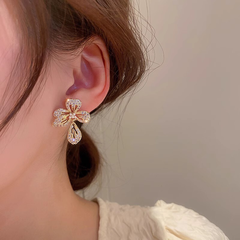 日本と韓国の甘い軽い高級フルダイヤモンドフラワーイヤリング多用途ハイエンドスーパーフェアリー絶妙な中空クローバーイヤリング卸売|undefined