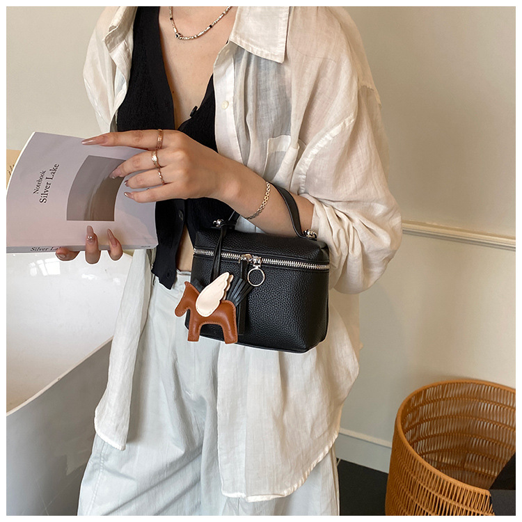 This year's popular simple hand-held small bag for women, the 2025 new women's single-shoulder bag, is elegant and fashionable, a crossbody small bag undefined