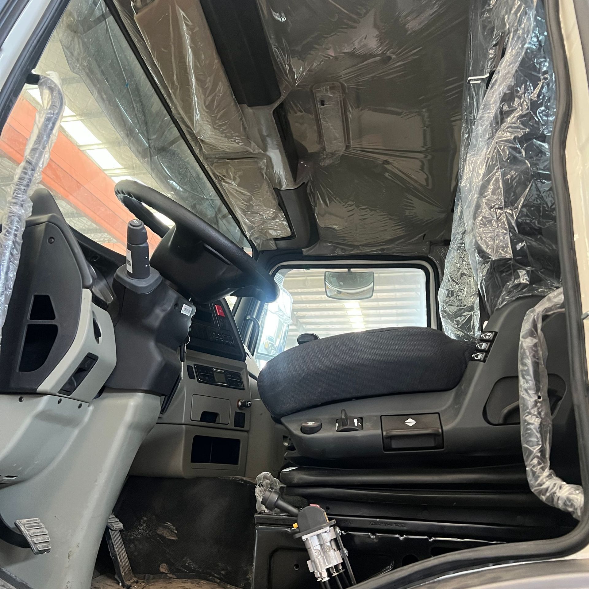 The Source Factory Exports Howo 6X4 Tractor Trucks, Dump Trailers, and Engineering Transport Trucks for Sale Across Borders
