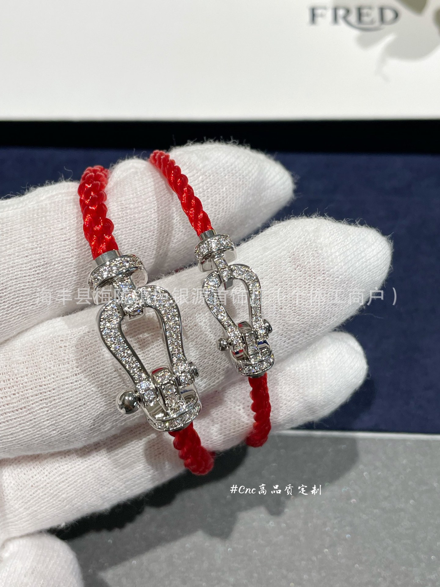 Oro blanco, diamantes completos, cuerda roja mediana de 16 cm.