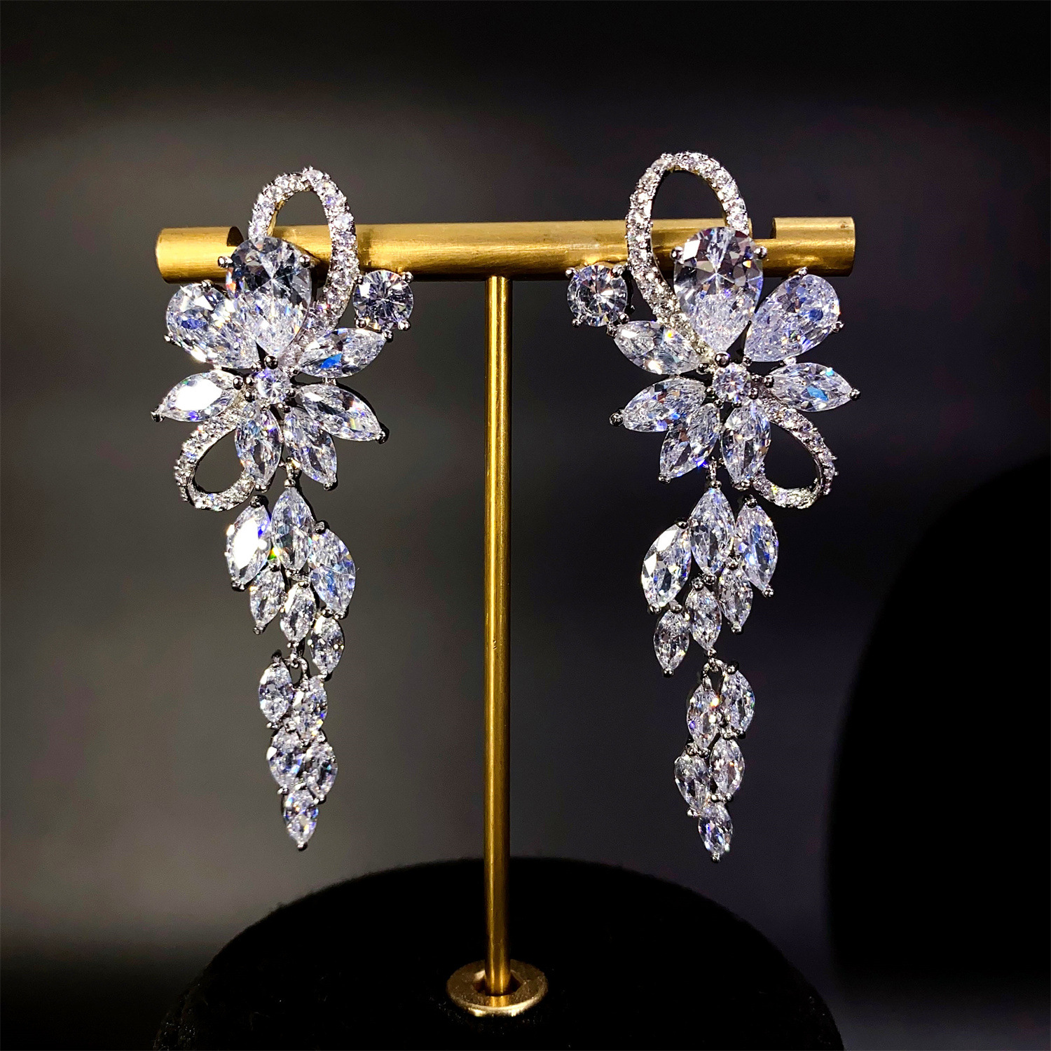 Long trend elegant earrings with zircon
