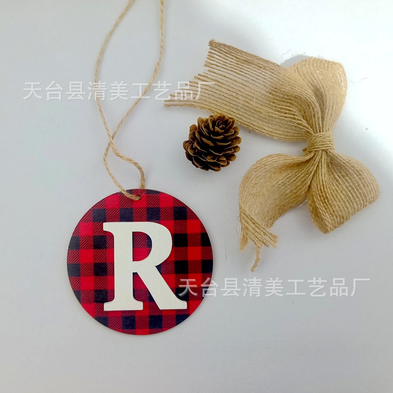 Nuevos productos transfronterizos Decoración navideña Colgante de hoja de madera Artesanía de madera Colgante pequeño Colgante de costura a cuadros negro y rojo