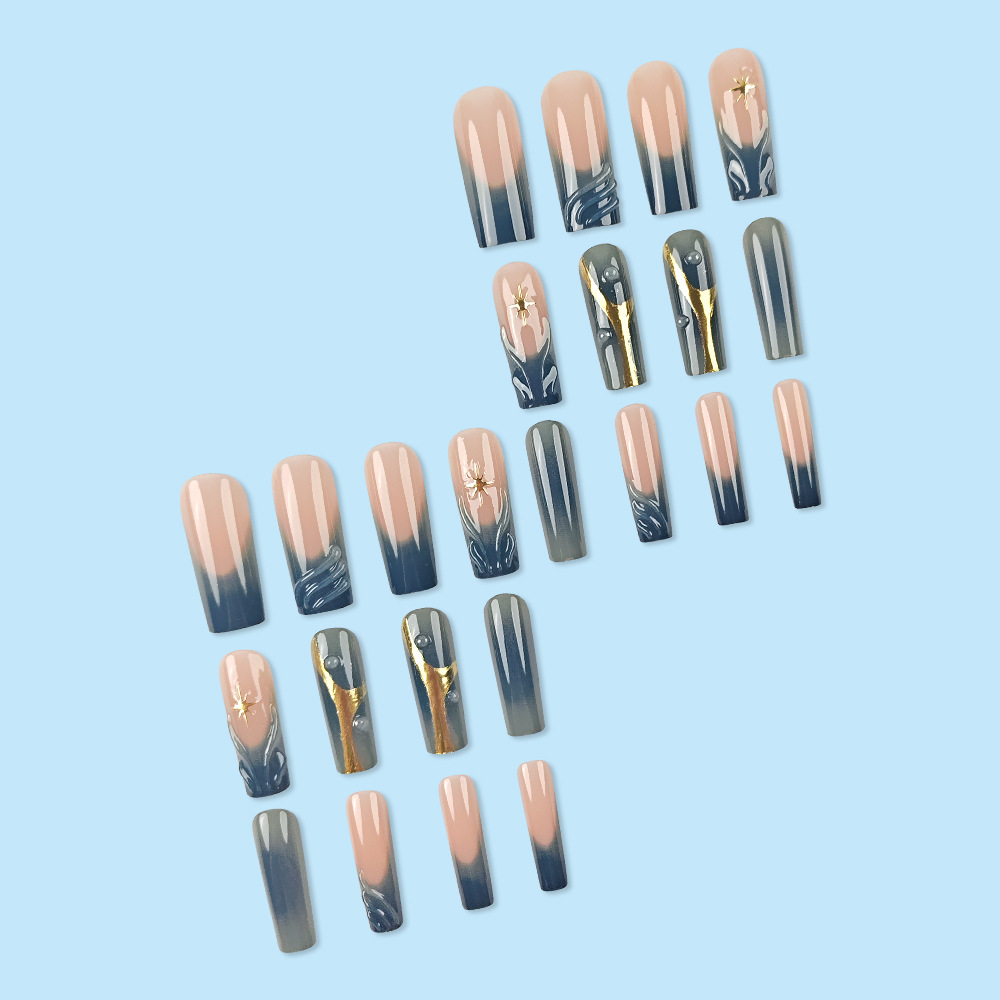Europa y los Estados Unidos ventas calientes retro 3D manicuras usables estampado de lámina de oro manicuras falsas de sol bordes azules francesas goteo de goma desgaste uñas