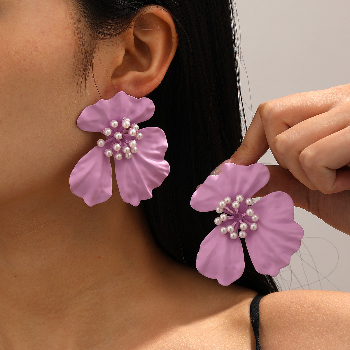 Pendientes de flores grandes con pintura en aerosol de color caramelo de moda europea y americana Pendientes de flores grandes con incrustaciones de perlas exageradas de moda