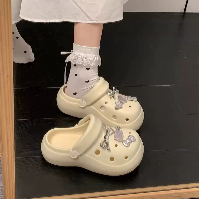 Модные белые сабо на толстой подошве для женщин, новая модель 2025 года, с юбкой, французские закрытые тапочки с мягкой подкладкой.