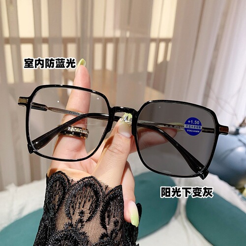 New Arrival Color-Changing, Blue-Light Blocking Reading Glasses for Women—Large Frame Design, Stylish Look, Slimming Effect, Photochromic Lenses Available for Wholesale with Dropshipping Options