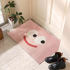 アニメの表情は家に入って家の玄関を敷いて土の足をこすります。