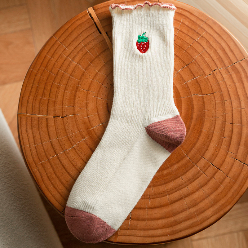 にきびにイチゴの刺繍をする