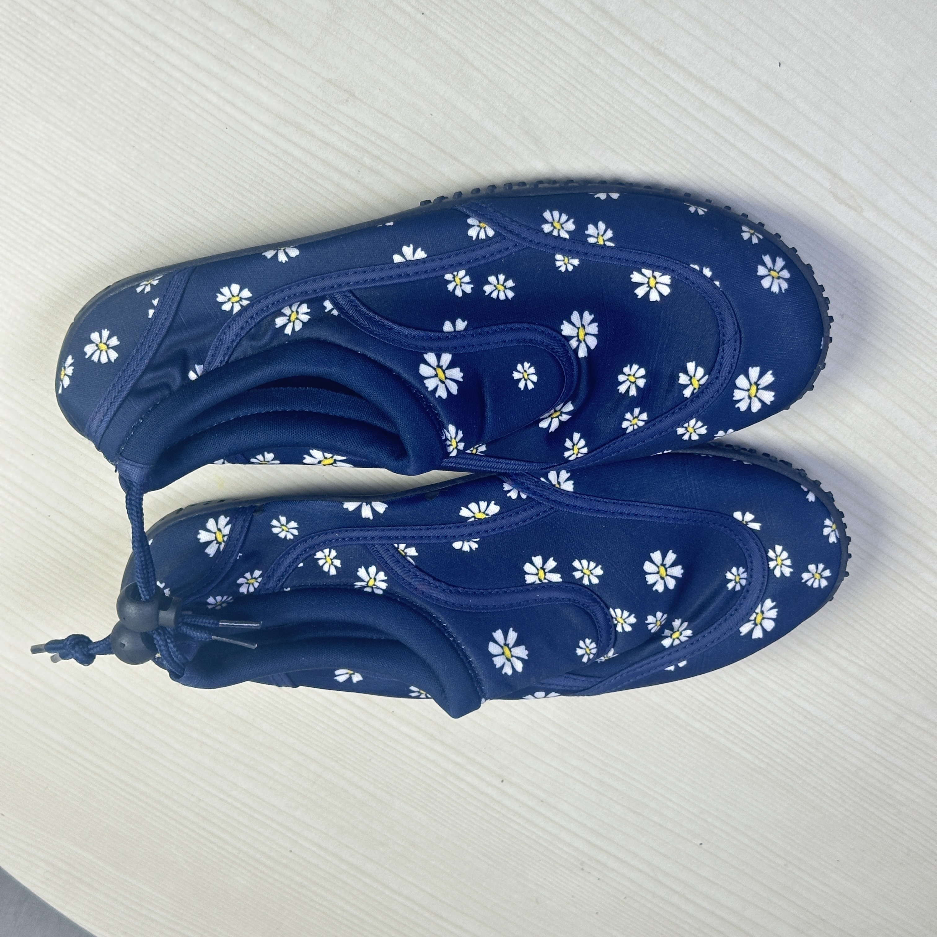 Flores azules oscuras.