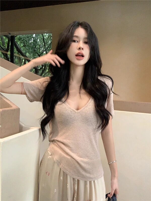 V-Neck Thin Short-Sleeve T-Shirt for Women, Korean Style, Age-Reducing, Stylish, Low-Cut, Clavicle-Exposing, Slim-Fit Top, Trendy