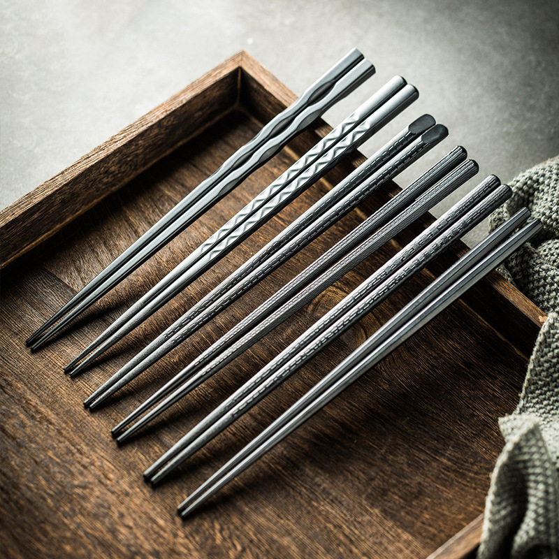 Nuevo hogar palillos de aleación de estilo japonés palillos puntiagudos palillos negros de alto aspecto palillos sin moho kuaizi al por mayor