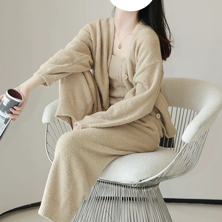 가을과 겨울 잠옷 여성용 하프사이드 벨벳 기모 두껍게 한 소프트 넷 인기 바람은 슬링 홈 의류 3 피스 세트 밖에서 입을 수 있습니다.