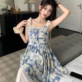 甜美森系油画碎花吊带连衣裙夏季收腰新款显瘦度假拼接两件裙子