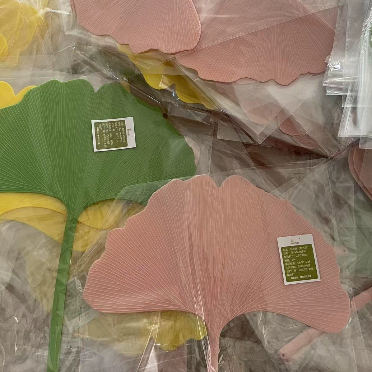 fans are durable and high-value plastics in summer, cool and must-have students' literary style round fan Ginkgo leaf fan