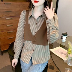 ストライプの偽の2つの格子のシャツの春夏の女性の洋風の太っている妹はやせている上着が見えます。