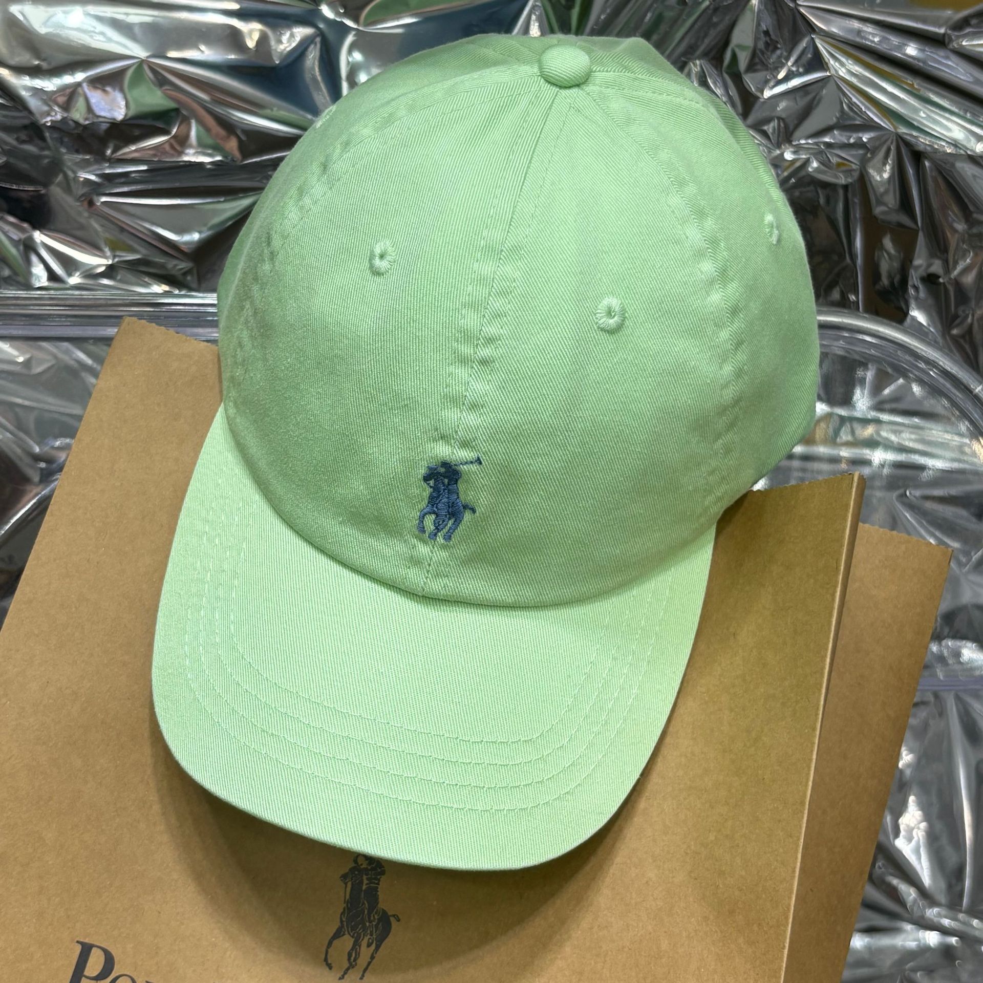 小馬標野球帽の女性は柔らかいトップの広いつばを合わせて顔の小さいアヒルの舌の帽子の運動の日よけの男性の女性を見せます。