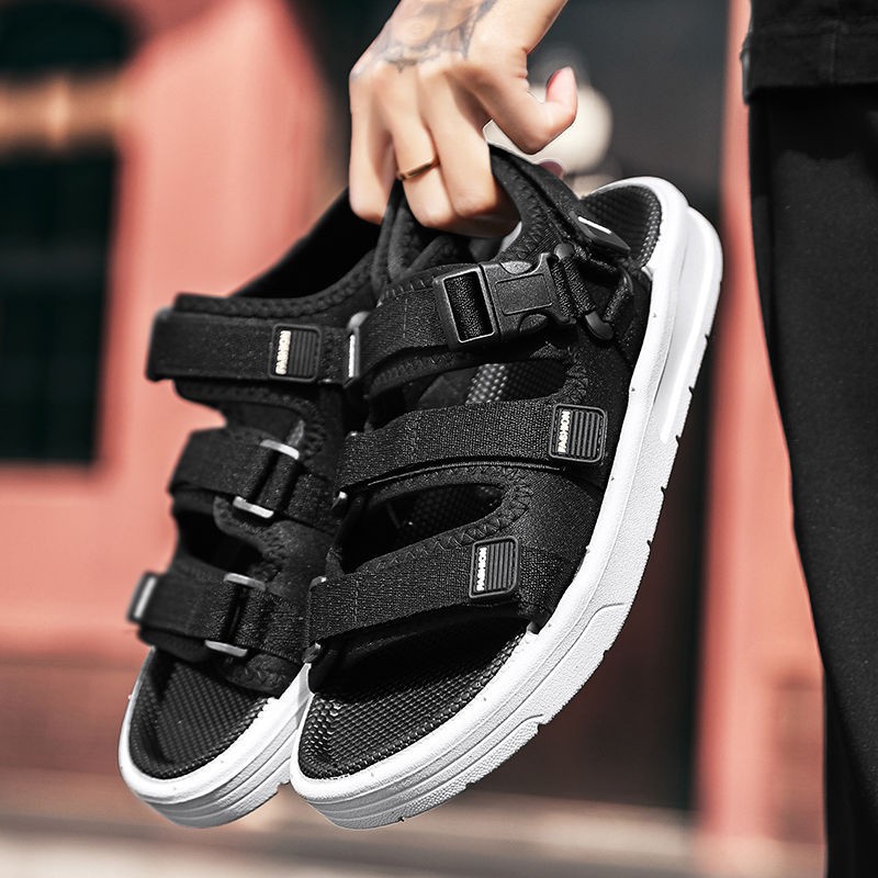 Fábrica al por mayor sandalias de los hombres transfronterizos chanclas de los hombres de doble uso verano nuevo verano zapatos de moda playa en stock