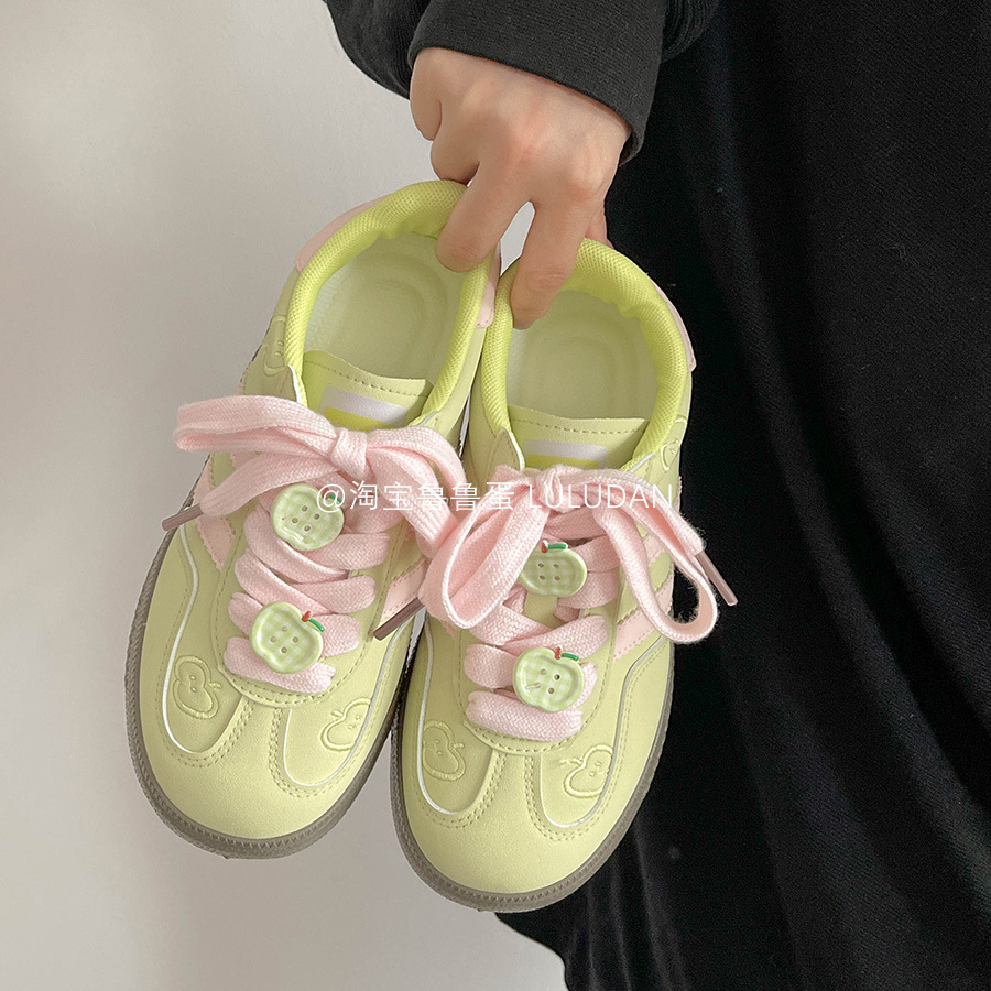 Zapatos blancos de suela gruesa para mujeres verano 2026 nuevos zapatos casuales zapatos deportivos estudiantes de dibujos animados de manzana zapatos de altura