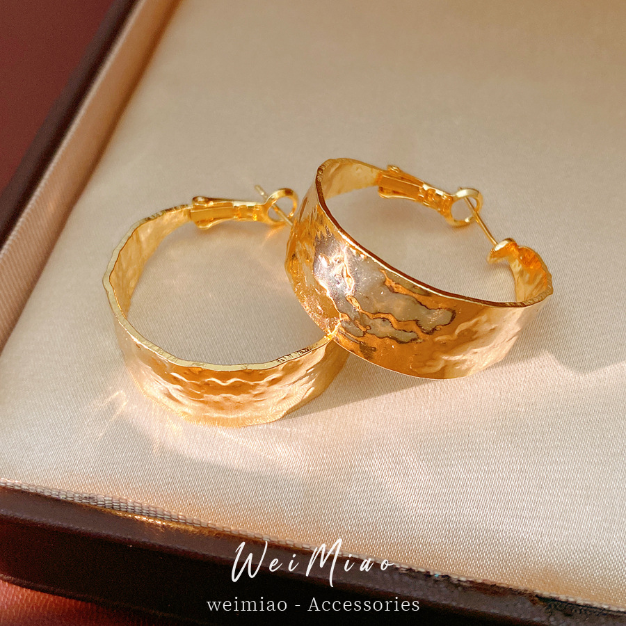 18k oro real chapado aguja de plata plegado pendientes redondos ligero lujo de alto nivel pendientes de metal de aire frío pendientes personales
