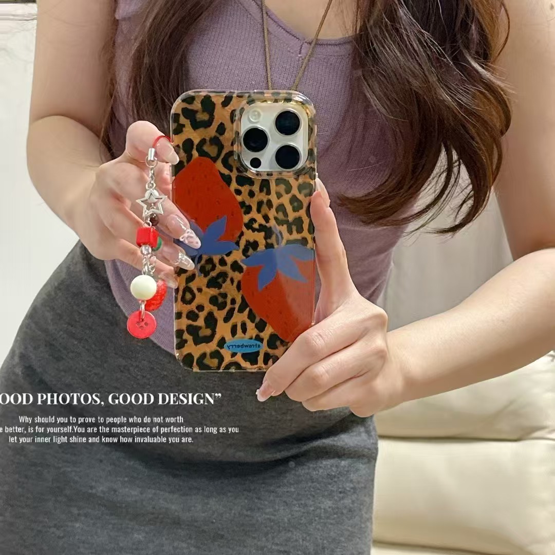 Dulce y cool chica con estampado de leopardo fresa 15ProMax nueva funda para teléfono iphone16 para Apple 14 mujer 13 colgante
