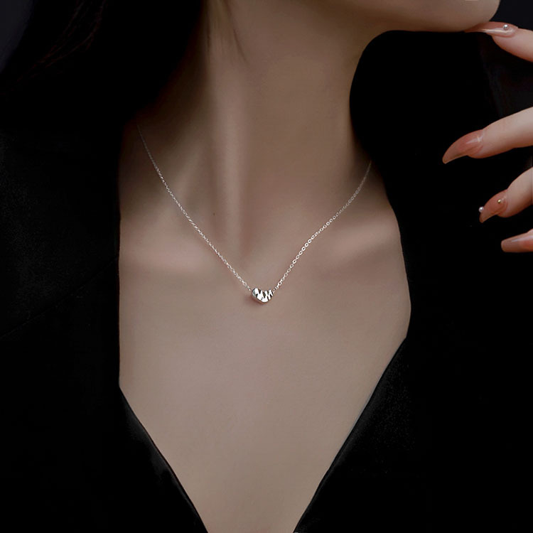 Ciondolo a forma di cuore con incisione su entrambi i lati, ideale per donna, con design di lusso e di nicchia, perfetto per la clavicola._voghion.com