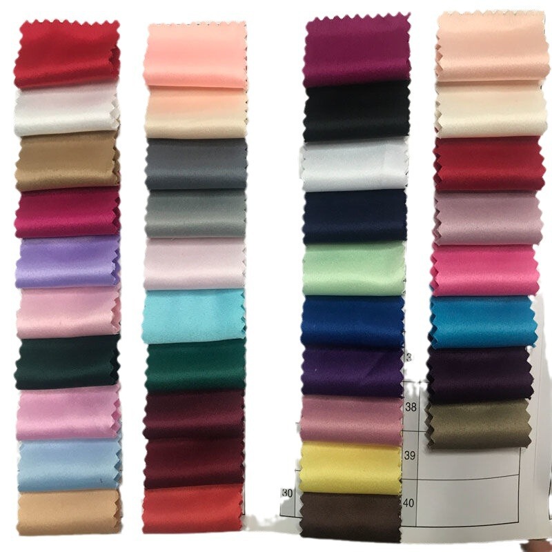 厚手のつや消しサテン生地の高級服のウェディングドレス|undefined