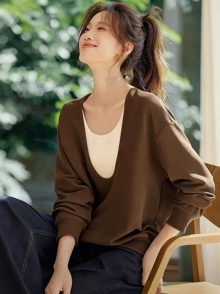 Áo thun nữ cổ U dáng rộng thiết kế giả hai lớp — màu cà phê