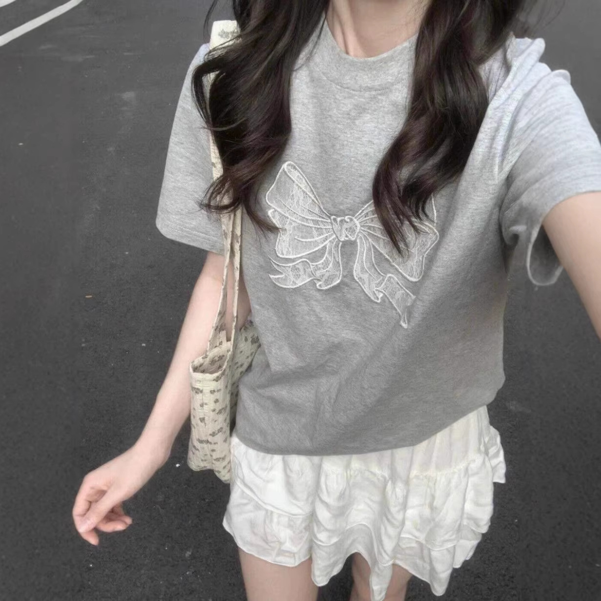 Áo thun nữ cổ tròn thêu nơ bướm, form rộng, chất cotton thoáng mát — màu xám chi tiết 3