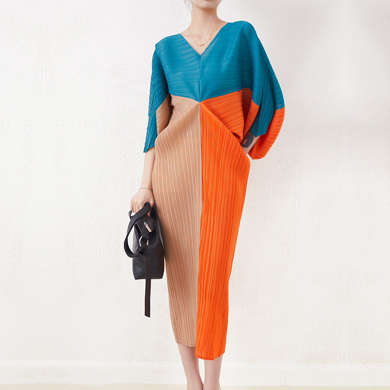 Miyake Fashion Color-Block V-Neck Long Dress for Women, New Style, Elegant and Fashionable, Pleated Color-Blocking, Slimming Batwing Sleeve Dress