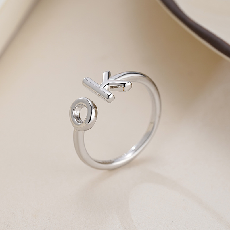 Funkelnder Ring für Damen, mit romantischem Flair gefertigt. Elegant und komfortabel, entworfen, um Ihren Charme zu unterstreichen. Ein dezentes und dennoch atemberaubendes Schmuckstück für Verabredungen._voghion.com