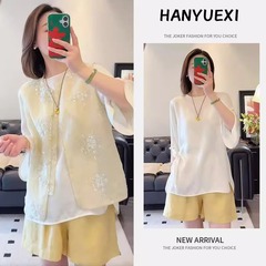 太った女の子は、新しい中国風の刺繍入りベスト、ルーズトップ、ショーツスーツの女性の夏の新しいスタイルのセットを着用しています。