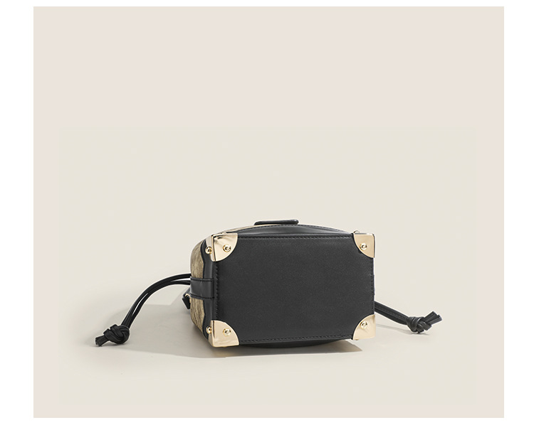 Recommended by internet celebrities for autumn and winter high-capacity commuting shoulder bags, contrasting colors, INS_voghion.com